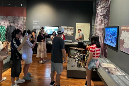 Khách du lịch tham quan Bảo tàng Đà Nẵng.