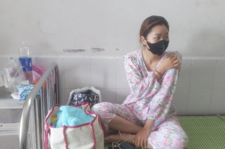 Một bệnh nhân đang làm thủ tục xuất viện tại Bệnh viện Đa khoa tỉnh Phú Yên.