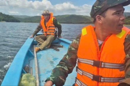 Lực lượng cứu hộ tham gia tìm kiếm nạn nhân đuối nước.