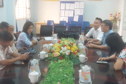 Đại diện các phòng chuyên môn của Sở Y tế tỉnh Phú Yên làm việc với báo chí.