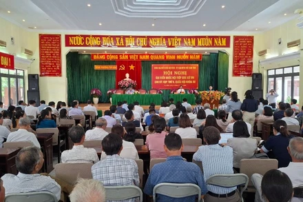 Quang cảnh buổi tiếp xúc cử tri.