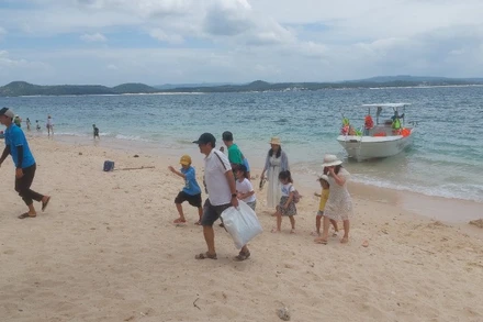 Khách du lịch tham quan Cù Lao Mái Nhà. xã Ô Loan, tỉnh Đắk Lắk.