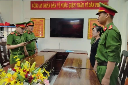 Cơ quan Cảnh sát điều tra Công an tỉnh Phú Yên tống đạt quyết định khởi tố bị can đối với bà Đặng Thị Hòa Hiệp. (Ảnh Công an tỉnh Phú Yên)