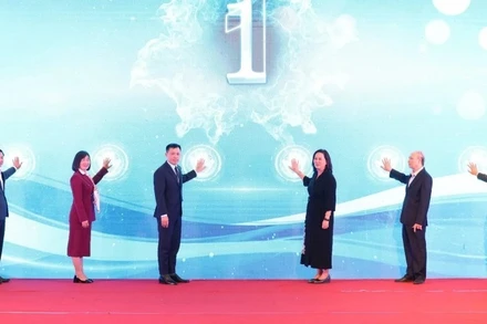 Các đại biểu thực hiện nghi thức bấm nút phát động Chương trình truyền thông về Bảo vệ môi trường trên địa bàn thành phố Hà Nội năm 2026.