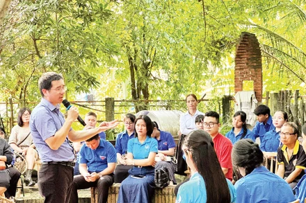 Diễn giả Nguyễn Quốc Vương trong một chương trình lan tỏa văn hóa đọc cho học sinh. 