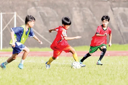 Các em nhỏ tham dự Ngày hội tuyển sinh vận động viên năng khiếu bóng đá Huế 2025. Ảnh: CLBBĐH 