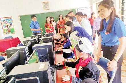 Khánh thành “Phòng máy tính cho em” thuộc Chương trình “Sóng và máy tính cho em” , do Trung ương Đoàn phối hợp với tỉnh triển khai trao tặng cho các trường học.