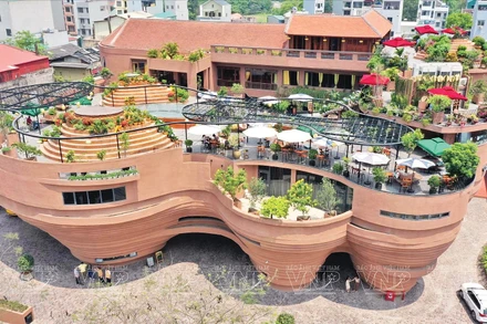 Bảo tàng Gốm Bát Tràng - điểm nhấn đặc biệt thu hút khách du lịch trên hành trình khám phá làng nghề truyền thống Bát Tràng. Ảnh: Vương Lộc