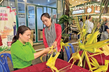 Du khách thích thú trải nghiệm hoạt động tại Ngày hội sách và văn hóa đêm. 