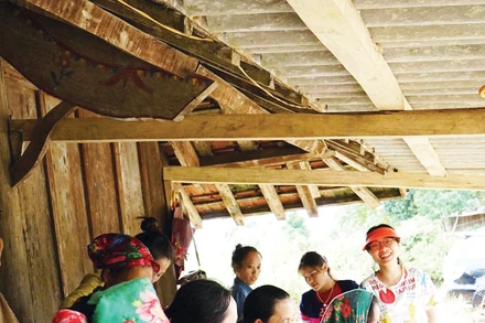 CRAFT LINK tổ chức tập huấn dạy may và hoàn thiện sản phẩm cho phụ nữ người Mông ở bản Phà Sắc.