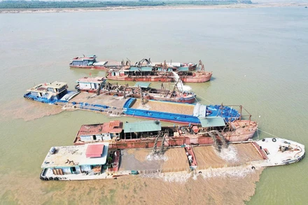 UBND tỉnh Phú Thọ quyết định xử phạt đối với Công ty cổ phần Hoàn Hảo về hành vi khai thác cát trái phép. Ảnh: ND