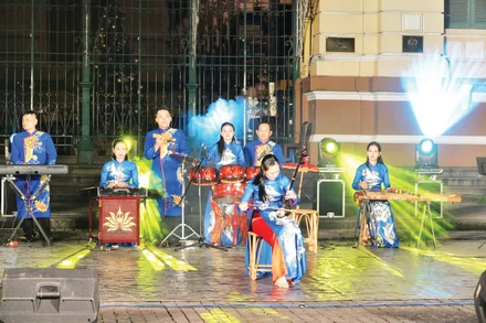 Các nghệ sĩ biểu diễn âm nhạc dân tộc tại khu vực trước Bưu điện trung tâm Thành phố Hồ Chí Minh.