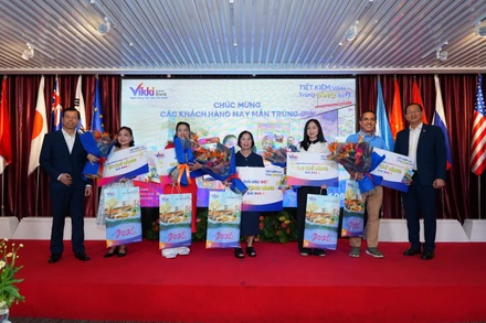 Những khách hàng trúng vàng may mắn nhất đã được trao tận tay giải thưởng từ Vikki.