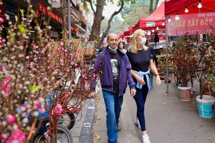 Chợ hoa xuân phố cổ Hà Nội không chỉ thu hút người dân thành phố, mà còn là điểm đến của khách quốc tế.