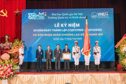 Trường Quản trị và Kinh doanh (HSB), Đại học Quốc gia Hà Nội đón nhận Huân chương Lao động hạng Nhì do Chủ tịch nước trao tặng.