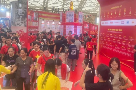 Độc giả xếp hàng nhận ấn phẩm phụ san đặc biệt của Báo Nhân Dân. 