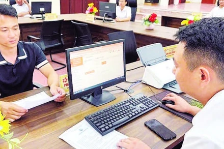 Cán bộ Trung tâm Phục vụ hành chính công xã An Thành cơ bản đáp ứng yêu cầu nhiệm vụ.