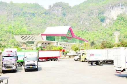 Các phương tiện vận tải xuất, nhập khẩu tại khu vực Cửa khẩu Quốc tế Hữu Nghị, tỉnh Lạng Sơn.
