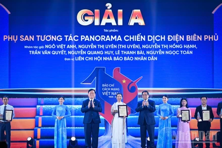 Nhà báo Thi Uyên đại diện nhóm tác giả Báo Nhân Dân nhận giải A hạng mục Báo chí sáng tạo. (Ảnh: THÀNH ĐẠT)