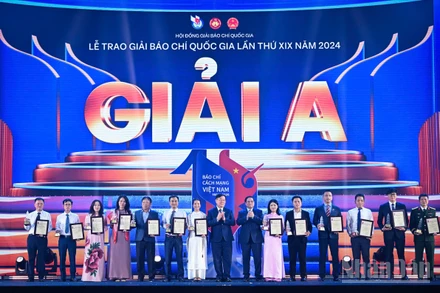 Thủ tướng Phạm Minh Chính và Ủy viên Bộ Chính trị, Bí thư Trung ương Đảng, Trưởng Ban Tuyên giáo và Dân vận Trung ương Nguyễn Trọng Nghĩa trao giải A cho các tác giả đoạt giải. 