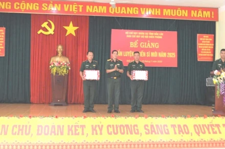 Đại tá Niê Ta, Chỉ huy trưởng Bộ Chỉ huy Quân sự tỉnh Đắk Lắk tặng quà cán bộ, chiến sĩ Tiểu đoàn Huấn luyện-Cơ động.