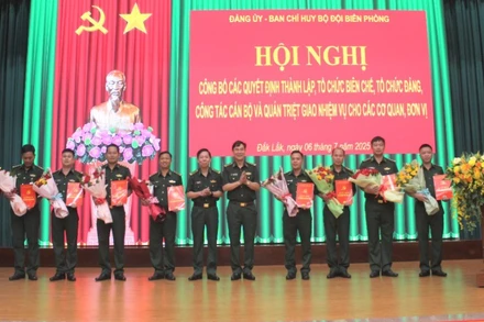 Lãnh đạo Đảng ủy, Ban Chỉ huy Bộ đội Biên phòng tỉnh Đắk Lắk trao quyết định cho các tổ chức Đảng trực thuộc.