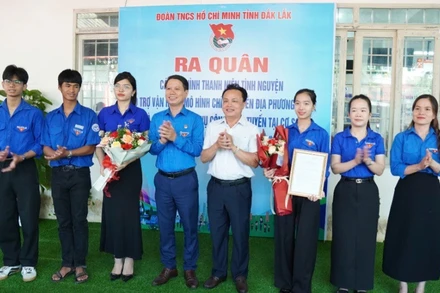 Thường trực Tỉnh đoàn Đắk Lắk và lãnh đạo Đảng ủy xã Krông Pắc tặng hoa và trao quyết định thành lập Đội Thanh niên tình nguyện hỗ trợ vận hành đơn vị hành chính xã Krông Pắc.