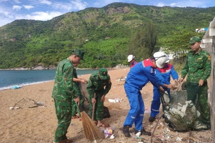 Đoàn viên, thanh niên Công ty cổ phần xăng dầu khí Phú Yên cùng với Bộ đội Biên phòng tham gia chương trình “Hãy làm sạch biển”.