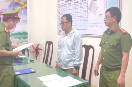 Cơ quan Cảnh sát điều tra Công an tỉnh Đắk Lắk tống đạt quyết định khởi tố bị can đối với Doãn Bá Nhựt. (Ảnh: Công an tỉnh Đắk Lắk)