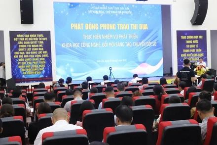 Quang cảnh buổi lễ phát động phong trào thi đua.