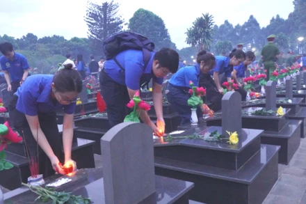 Tuổi trẻ Đắk Lắk thắp nến tri ân các anh hùng liệt sĩ tại Nghĩa trang liệt sĩ tỉnh Đắk Lắk, phường Tân Lập.