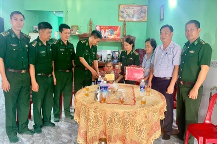 Đoàn công tác Ban Chỉ huy Bộ đội Biên phòng tỉnh Đắk Lắk và Ủy ban nhân dân xã Ia Rvê thăm và tặng quà Mẹ Việt Nam Anh hùng Nguyễn Thị Xuân.