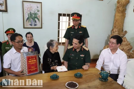 Đại tướng Phan Văn Giang thăm, tặng quà Bà mẹ Việt Nam Anh hùng Nguyễn Thị Toàn, 93 tuổi, trú phường Tân Lập, tỉnh Đắk Lắk. 