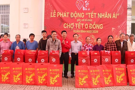 Hộ nghèo, cận nghèo xã An Trường, tỉnh Vĩnh Long được trao quà Tết.