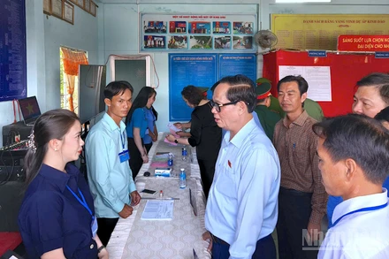 Phó Chủ tịch Quốc hội Trần Quang Phương kiểm tra tại Khu vực bỏ phiếu số 1, xã Đất Mũi, tỉnh Cà Mau.