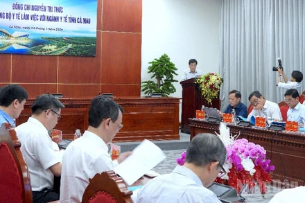 Quang cảnh buổi làm việc của Bộ Y tế với Ủy ban nhân dân tỉnh Cà Mau vào chiều muộn 4/3.