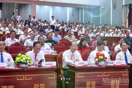 Lãnh đạo tỉnh Cà Mau (hàng đầu tiên) tham dự buổi họp mặt.