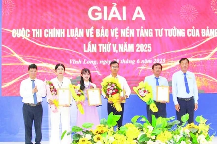 Ban tổ chức trao giải A cho sinh viên, giáo viên đoạt giải.