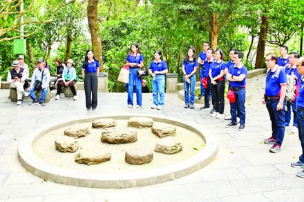 Du khách tham quan Khu di tích Đền Hùng, Phú Thọ. (Ảnh THẾ ĐẠI)