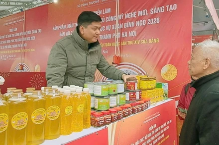 Các cơ sở sản xuất, Hợp tác xã, doanh nghiệp giới thiệu sản phẩm tại Triển lãm.