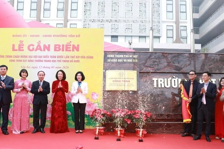 Các đại biểu thực hiện nghi thức gắn biển công trình.