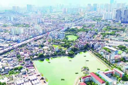 Hà Nội cần có các chính sách hỗ trợ chính quyền cấp phường, xã làm tốt, hiệu quả công tác quy hoạch và quản lý quy hoạch. Trong ảnh: Một góc Thành phố Hà Nội. (Ảnh MỸ HÀ)