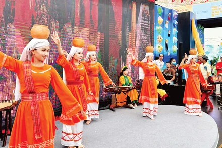 Đồng bào dân tộc Chăm vùng Nam Bộ biểu diễn điệu múa Tamia dwa buk.