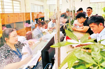 Người dân làm thủ tục tại Trung tâm Phục vụ hành chính công phường Gò Vấp, Thành phố Hồ Chí Minh.