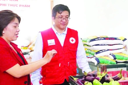 Anh Trần Đình Nam bên Kho thực phẩm cộng đồng.