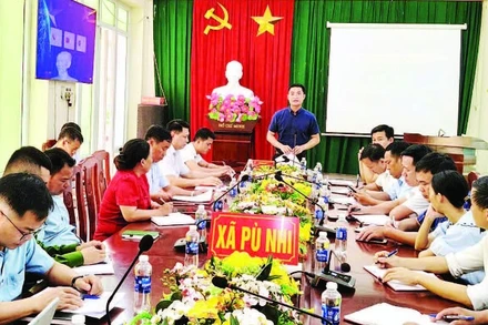 Cán bộ, công chức xã Pù Nhi, tỉnh Thanh Hóa dự hội nghị triển khai công tác sau kiện toàn tổ chức, bộ máy.