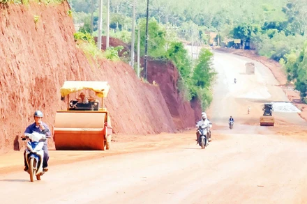 Giao thông nông thôn ở xã Tân Lợi, tỉnh Ðồng Nai ngày càng được mở rộng.