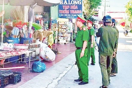 Lực lượng Công an tỉnh Ninh Bình tuyên truyền, giải tỏa hành lang an toàn giao thông.