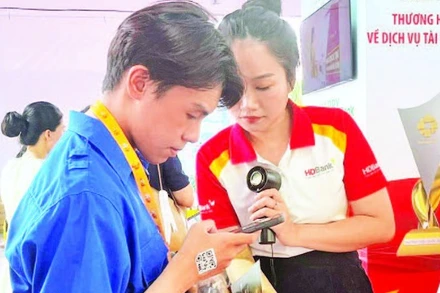 Nhân viên HDBank giới thiệu khách hàng trải nghiệm các dịch vụ số hóa.