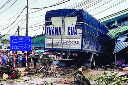 Hiện trường vụ tai nạn tại ngã ba chợ Tân Long ngày 17/9.